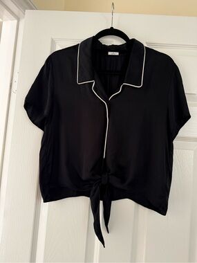 Aritzia Wilfred Black Tie-Front Short Sleeve Blouse With White Piping